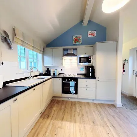 The Lobster Pot House - Part Of The The Bay Village With Pool, Gym And Direct Access, Pub, Restaurant, Tennis And Meadows Walks