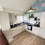 The Lobster Pot House - Part Of The The Bay Village With Pool, Gym And Direct Access, Pub, Restaurant, Tennis And Meadows Walks * Filey